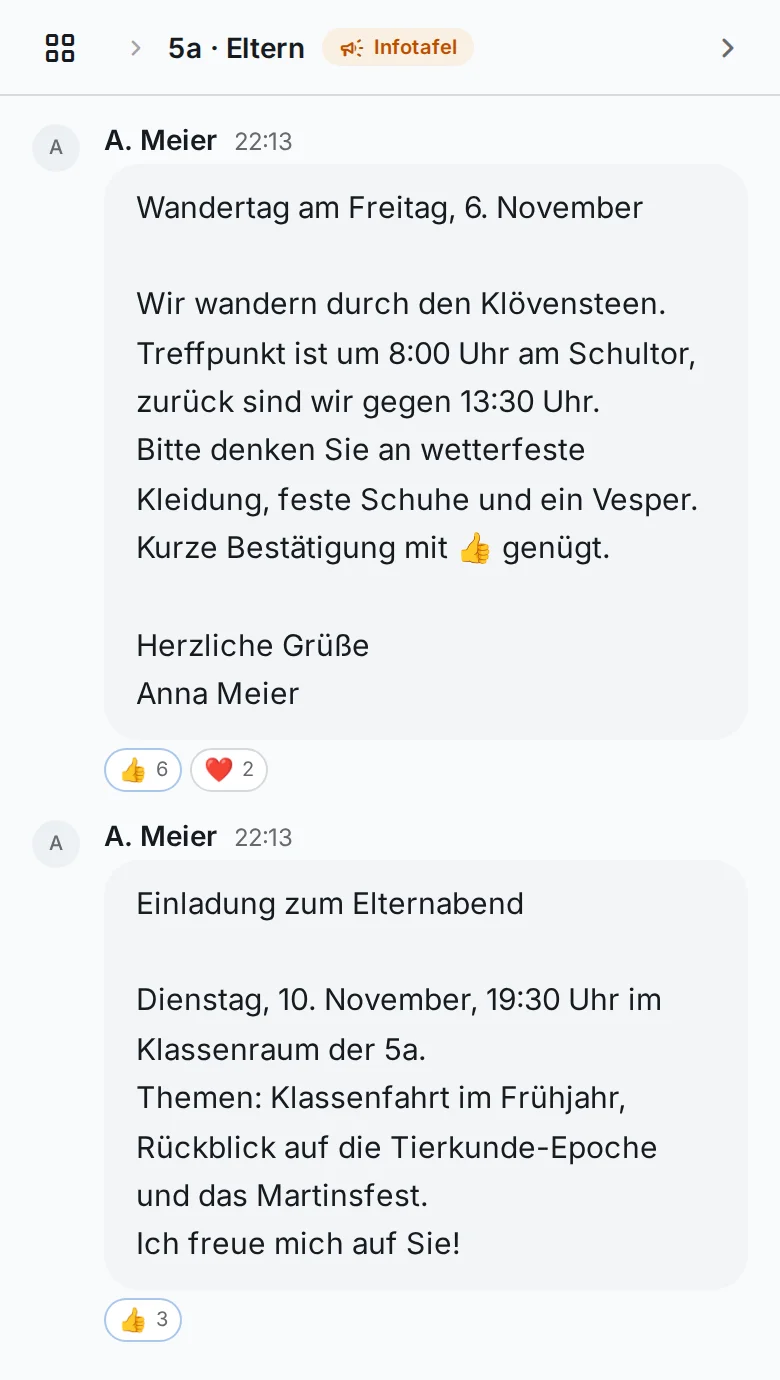 Infotafel der Klasse 5a auf dem Handy einer Mutter: Mitteilung zum Wandertag und Einladung zum Elternabend, darunter Daumen- und Herz-Reaktionen anderer Eltern
