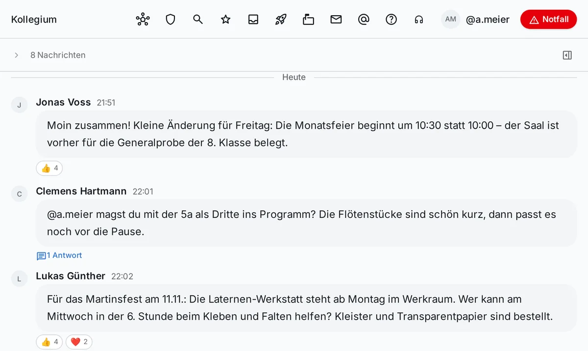 Chat im Kollegium: Nachrichten zur Monatsfeier und zur Laternen-Werkstatt für das Martinsfest mit Reaktionen, eine Erwähnung und ein Thread mit einer Antwort